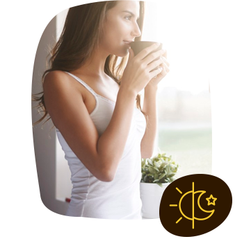Garota em frente a janela tomando Café Termogênico - Coffee ThermoMix